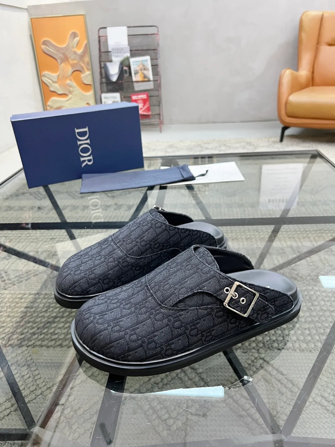 Men's Men's Shoes 💰340 [New Style] 🐝🐝2025ss Dior's latest men's slippers are a must-have. Dior Alias ​​Men's Genuine Leather Slippers This summer new Alias ​​sandal embodies a casual and elegant style. Carefully crafted from grained cow leather and Oblique printed fabric, with cowhide lining! Cross-strap design with metal-clad brass CD Diamond logo. The imported cowhide leather and rubber sole adds sophistication and comfort, while Oblique print-effect anti-slip panels add style. Code: 38-44 (45 can be customized